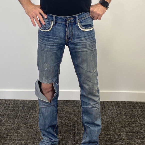 Cool jeans with a ripped knee that has spread - Picture 2 of 3